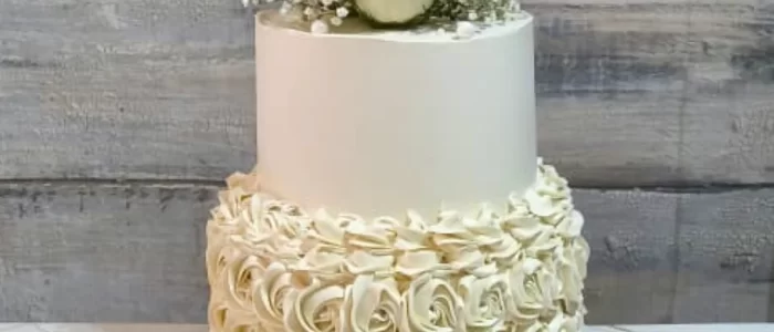Torta de matrimonio 2 pisos Torta de Matrimonio, diseño hermoso que combina flores naturales y una hermosa decoración en Buttercream de merengue suizo.