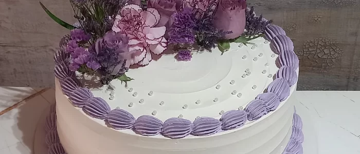 Torta de Matrimonio Diseño Clásico Flores Naturales Chantilly Torta de Matrimonio con Diseño Clasico Personalizado que combina hermosas flores naturales y una hermosa decoración Chantilly